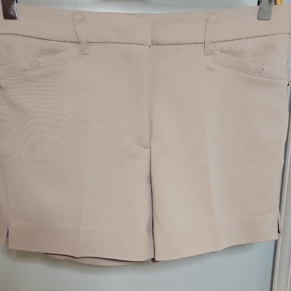 Tahari Women's Khaki Shorts NWT Sz 4P